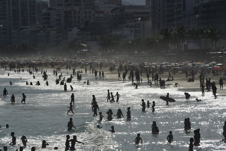 Άνθρωποι δροσίζονται στην παραλία Ιπανέμα στo Ρίο ντε Τζανέιρο στη Βραζιλία, με τη θεμροκρασία να φτάνει στυς 33 βαθμούς Κελσίου εν μέσω χειμώνα (23/8/2023).