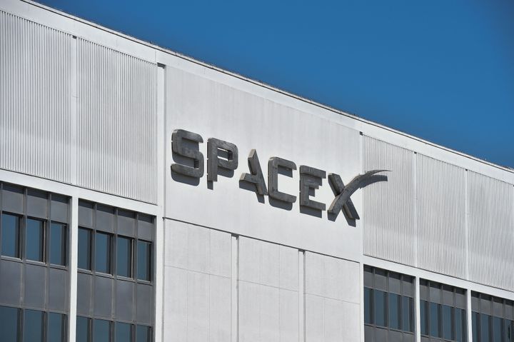 DOJ Sues SpaceX, Alleging 'Routine' Hiring Discrimination Against Refugees  And Asylees | HuffPost Latest News