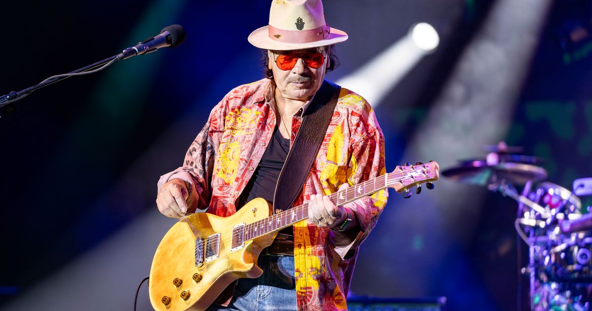 Carlos Santana becomes U.S. citizen