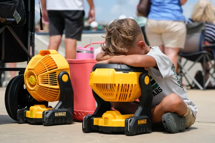 Portable fan cools child in Texas