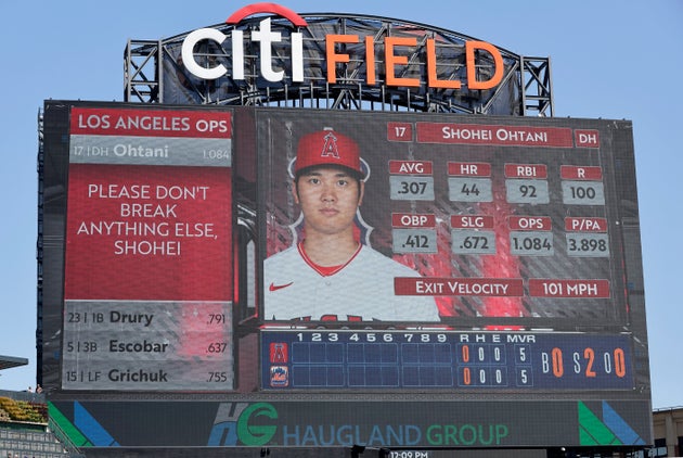 27日の試合の大谷翔平選手の最初の打席でスコアボードに表示されたメッセージ（2023年8月27日）