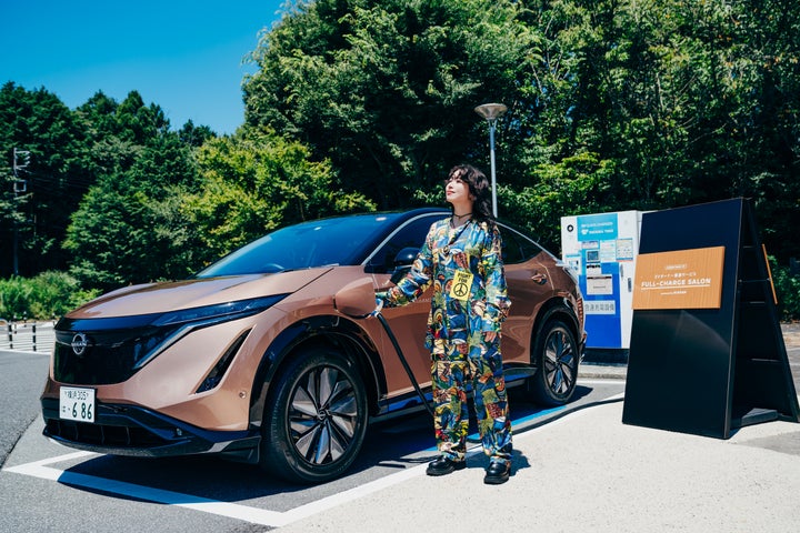 EVの「日産アリア」をチャージするeriさん。「充電コネクターをカチッて入れるだけなので、簡単。充電の手軽さも、もっと認知されたら」