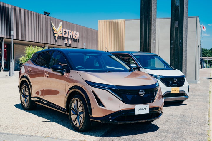 足柄SAで展示された、日産のEV「日産アリア」(左)と「日産サクラ」(右)。