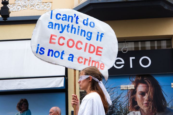 Διαμαρτυρία ακτιβιστών για την οικοκτονία και την ανάγκη ποινικοποίησής της, στη Βόννη, όπου θα συνεδριάσει το Παγκόσμιο Συμβούλιο Βιοποικιλότητας. (23/8/2023)