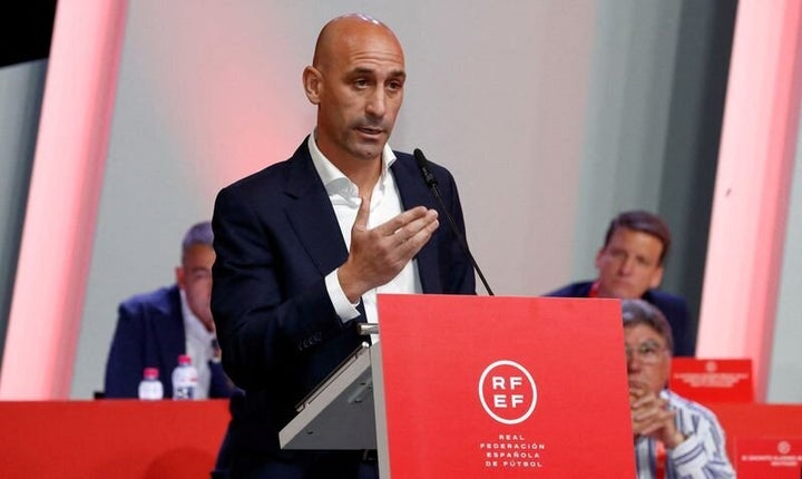 Spanish football president Luis Rubiales will not resign over kiss scandal  - ABC News