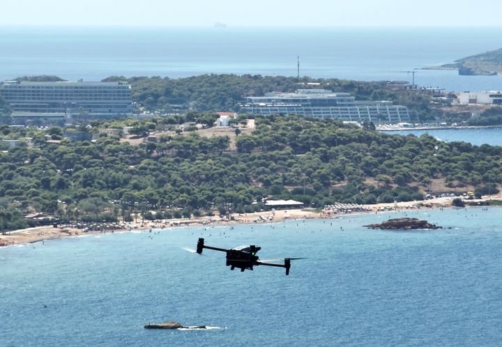 Ένα drone μεγάλης εμβέλειας με κάμερες θερμικής απεικόνισης πάνω από την παραλία στο Καβούρι.