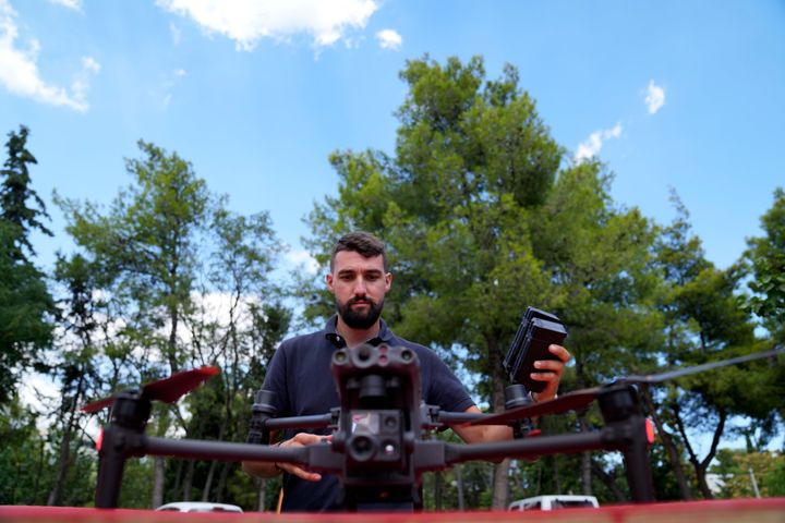 Χειριστής αλλάζει τις μπαταρίες σε drone στης Νέα Ερυθραία (17/8/2023)