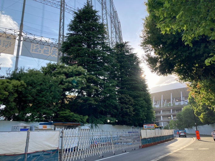 工事用の壁で覆われた神宮第二球場と建国記念文庫の森