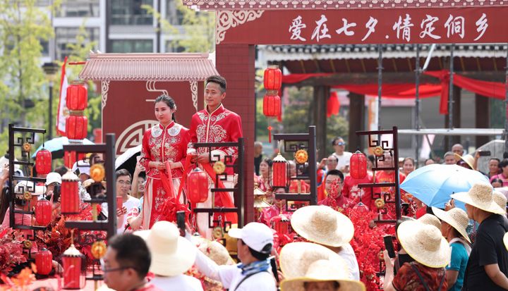Νεόνυμφα ζευγάρια παρευρίσκονται σε ομαδική γαμήλια τελετή πριν από το Φεστιβάλ Qixi,την κινεζική Ημέρα του Αγίου Βαλεντίνου, στην επαρχία Guizhou της Κίνας(19/8/2023).
