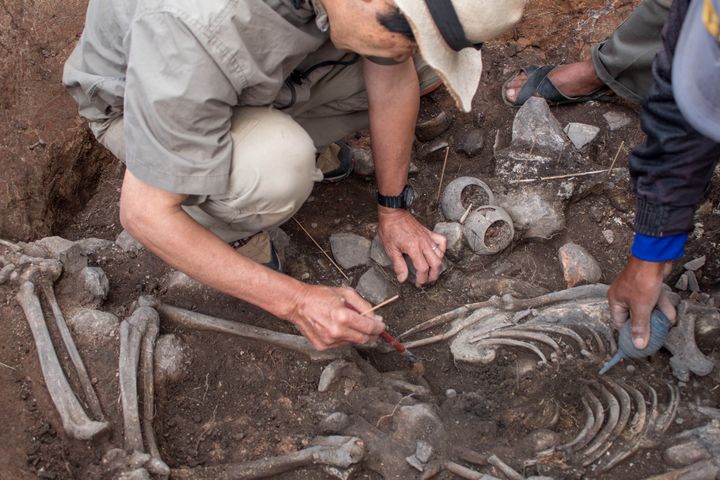 Αρχαιολόγοι του Αρχαιολογικού Προγράμματος Πακοπάμπα εργάζονται στην ανασκαφή τάφου ηλικίας 3.000 ετών στο Περού (26/8/2023).