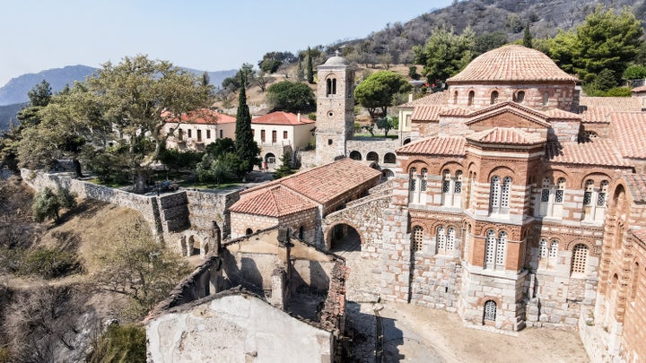 Το σημαντικότερο βυζαντινό μνημείο της Ελλάδας του 11ου απειλήθηκε από τις πυρκαγιές στην Βοιωτία.