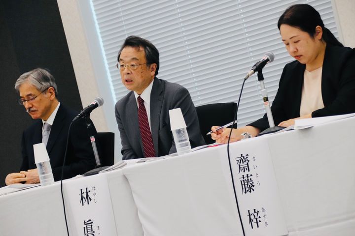 8月29日、東京都内で記者会見を開いた外部専門家チームの林真琴座長ら