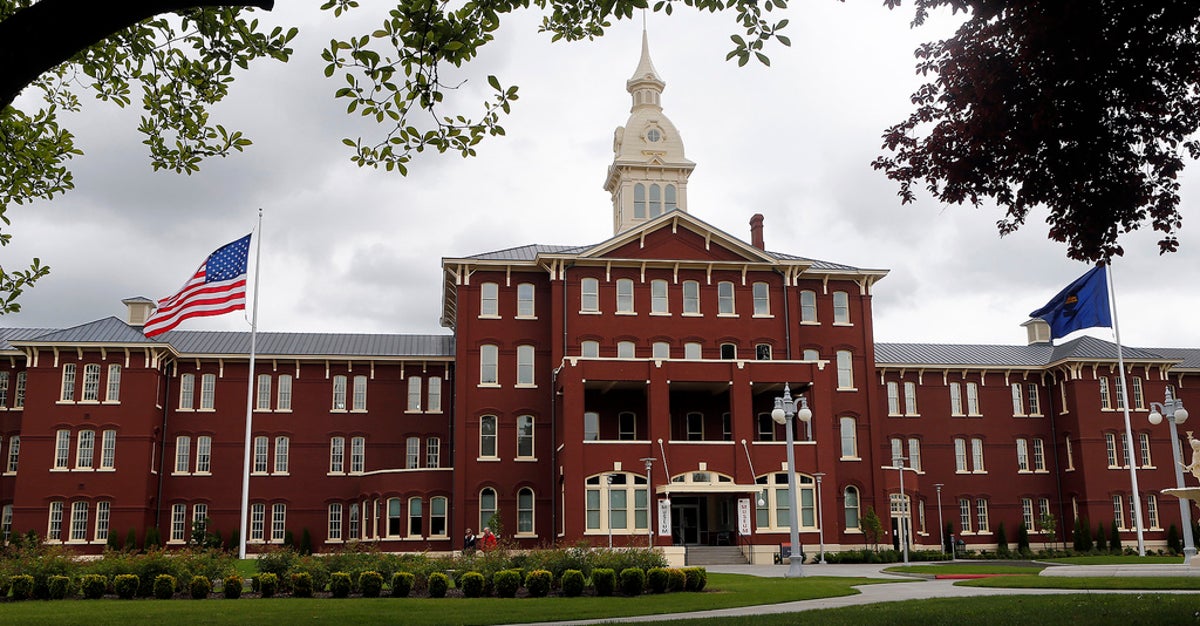 Man Escapes Oregon Mental Hospital In Car While Fully Shackled