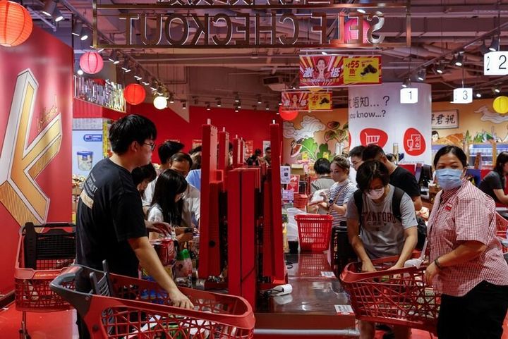 Ουρές σχηματίζουν οι καταναλωτές στα σούπερ μάρκετ του Χονγκ Κονγκ ενόψει του τυφώνα Σάολα (31/8/2023)τ