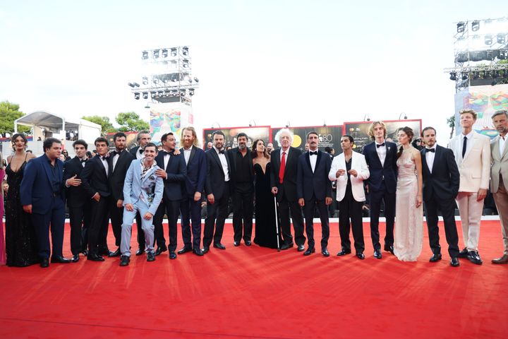 ΟΙ συντελεστές του "Comandante" στην πρεμιέρα της ταινίας στο 80ο Φεστιβάλ Βενετίας. 