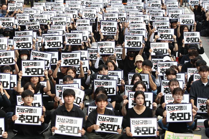 Νοτιοκορεάτες εκπαιδευτικοί συμμετέχουν σε συγκέντρωση για να θρηνήσουν τις πρόσφατες αυτοκτονίες συναδέλφων τους.