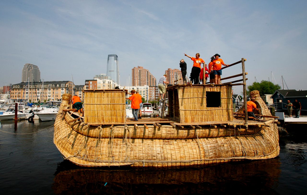 Φωτογραφία αρχείου με σκάφος σαν αυτά που χρησιμοποιούσαν επί αιώνες οι ιθαγενείς στη Λατινική Αμερική. REUTERS/Mike Segar (UNITED STATES)