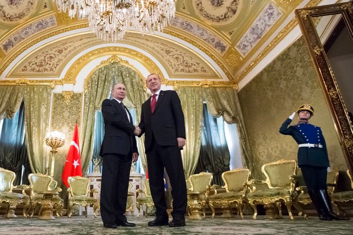 ΑΡΧΕΙΟ - Ο Ρώσος πρόεδρος Βλαντιμίρ Πούτιν, αριστερά, ανταλλάσσει χειραψία με τον Πρόεδρο της Τουρκίας Ρετζέπ Ταγίπ Ερντογάν κατά τη συνάντησή τους στο Κρεμλίνο στη Μόσχα, Ρωσία, Παρασκευή 10 Μαρτίου 2017. (AP Photo/Alexander Zemlianichenko, Pool, File)