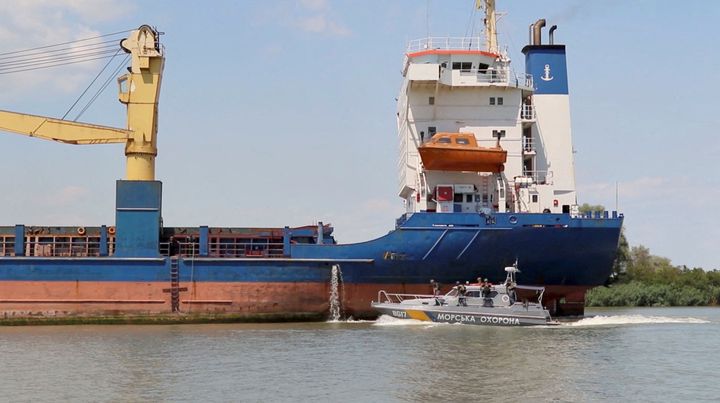 ΦΩΤΟΓΡΑΦΙΑ ΑΡΧΕΙΟΥ: Ένα φορτηγό πλοίο πλέει ακολουθούμενο από ένα σκάφος της ακτοφυλακής της Ουκρανίας μέσω του ποταμού Bystre, που συνδέει τη Μαύρη Θάλασσα με τον Δούναβη, σε μια τοποθεσία που αποκαλείται Izmail στην περιοχή της Οδησσού. Ουκρανία. Operational Command South press service/Handout via REUTERS THIS IMAGE HAS BEEN SUPPLIED BY A THIRD PARTY. MANDATORY CREDIT./File Photo