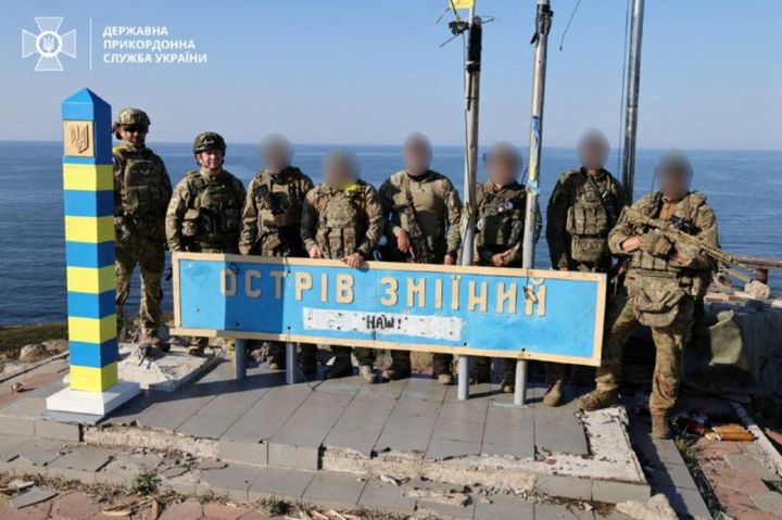 Ουκρανοί συνοριοφύλακες στέκονται δίπλα σε μια νέα πινακίδα συνόρων στο νησί Snake (Zmiinyi) στη Μαύρη Θάλασσα, στην περιοχή της Οδησσού, στην Ουκρανία, σε αυτήν την εικόνα που κυκλοφόρησε στις 13 Αυγούστου 2023.State Border Service of Ukraine via REUTERS THIS IMAGE HAS BEEN SUPPLIED BY A THIRD PARTY. NO RESALES. NO ARCHIVES. MANDATORY CREDIT. IMAGE BLURRED AT SOURCE. DO NOT OBSCURE LOGO