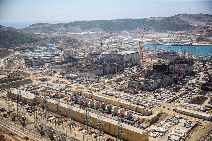 ΜΕΡΣΙΝΑ, ΤΟΥΡΚΙΑ - 14 ΙΟΥΝΙΟΥ 2023: Μια εναέρια άποψη του πυρηνικού σταθμού Akkuyu (NPP), ο οποίος αναμένεται να καλύψει το 10% των αναγκών ηλεκτρικής ενέργειας της Τουρκίας, στις 14 Ιουνίου 2023. Εργασίες στον πυρηνικό σταθμό Akkuyu (NPP) συνεχίζονται όπως είχαν προγραμματιστεί. (Photo by Serkan Avci/Anadolu Agency via Getty Images)