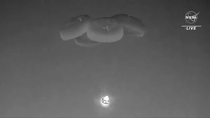 Σε αυτή την εικόνα από βίντεο που διέθεσε η NASA, μια κάψουλα της SpaceX, επιβραδυνόμενη από αλεξίπτωτα, πέφτει στον Ατλαντικό Ωκεανό στα ανοικτά των ακτών της Φλόριντα (4/9/2023)