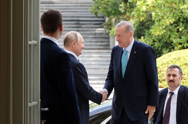 Russian President Vladimir Putin welcomes Turkish President Tayyip Erdogan during a meeting in Sochi, Russia, September 4, 2023. Sputnik/Mikhail Klimentyev/Kremlin via REUTERS ATTENTION EDITORS - THIS IMAGE WAS PROVIDED BY A THIRD PARTY.