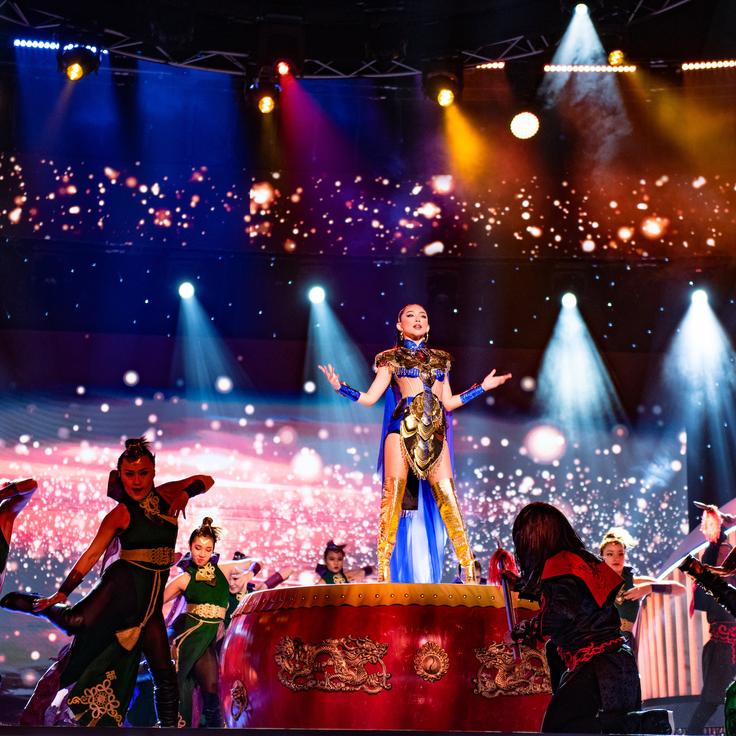 After moving to Pasadena, California, to attend university in 2009, Toc Tien was contacted by Tô Văn Lai and invited to perform on "Paris by Night."