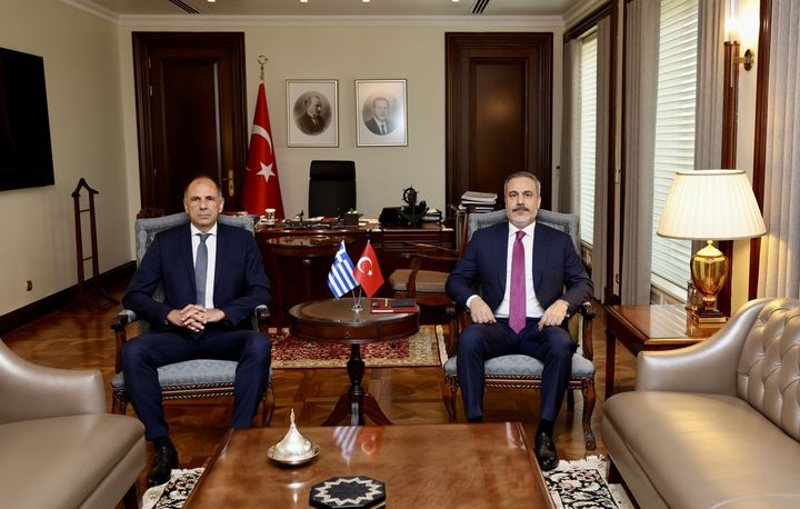 Ο Τούρκος Υπουργός Εξωτερικών Χακάν Φιντάν (R) συναντά τον Έλληνα υπουργό Εξωτερικών Γιώργο Γεραπετρίτη (Λ) στην Άγκυρα της Τουρκίας στις 5 Σεπτεμβρίου 2023.: (----EDITORIAL USE ONLY - MANDATORY CREDIT - 'TURKISH FOREIGN MINISTRY / MUSTAFA AYGUN / HANDOUT' - NO MARKETING NO ADVERTISING CAMPAIGNS - DISTRIBUTED AS A SERVICE TO CLIENTS----) (Photo by TUR Foreign Ministry/Mustafa Aygun / Handout/Anadolu Agency via Getty Images)