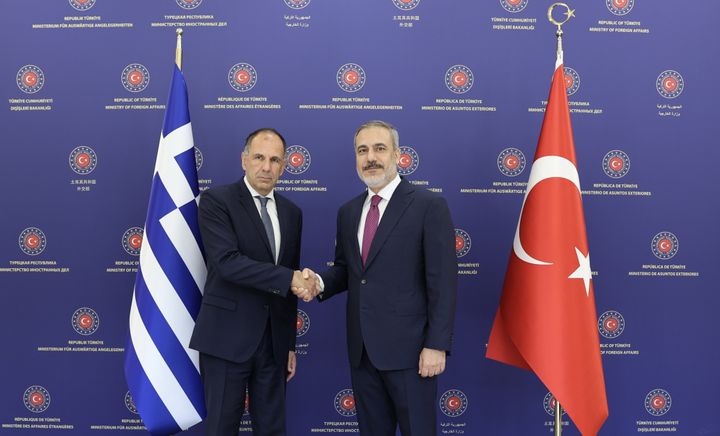 Ο Τούρκος Υπουργός Εξωτερικών Χακάν Φιντάν (R) συναντά τον Έλληνα υπουργό Εξωτερικών Γιώργο Γεραπετρίτη (Λ) στην Άγκυρα της Τουρκίας στις 5 Σεπτεμβρίου 2023. (----EDITORIAL USE ONLY - MANDATORY CREDIT - 'TURKISH FOREIGN MINISTRY / MUSTAFA AYGUN / HANDOUT' - NO MARKETING NO ADVERTISING CAMPAIGNS - DISTRIBUTED AS A SERVICE TO CLIENTS----) (Photo by TUR Foreign Ministry/Mustafa Aygun / Handout/Anadolu Agency via Getty Images)