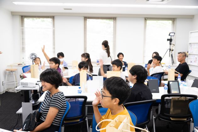 「朝に顔を洗っていない人〜」と聞かれ、渋々手をあげる10代の参加者