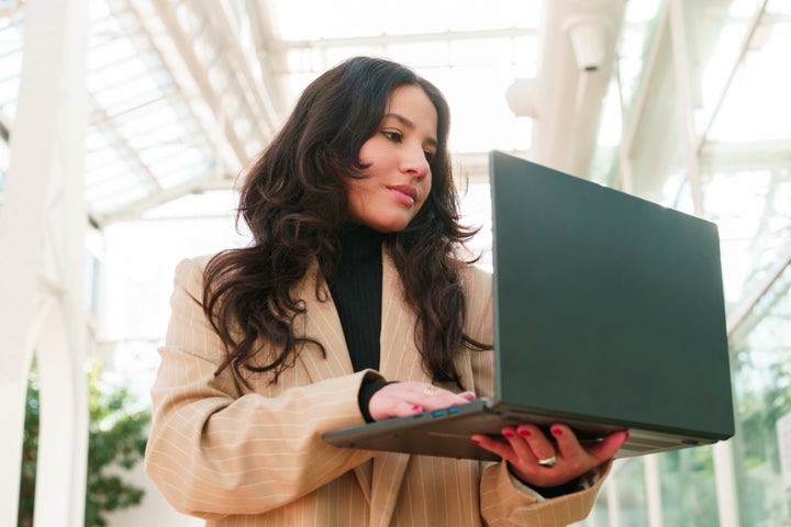 If you like to carry your laptop with one hand, or with the keyboard open, you’re carrying your laptop all wrong, and your body is paying the price.