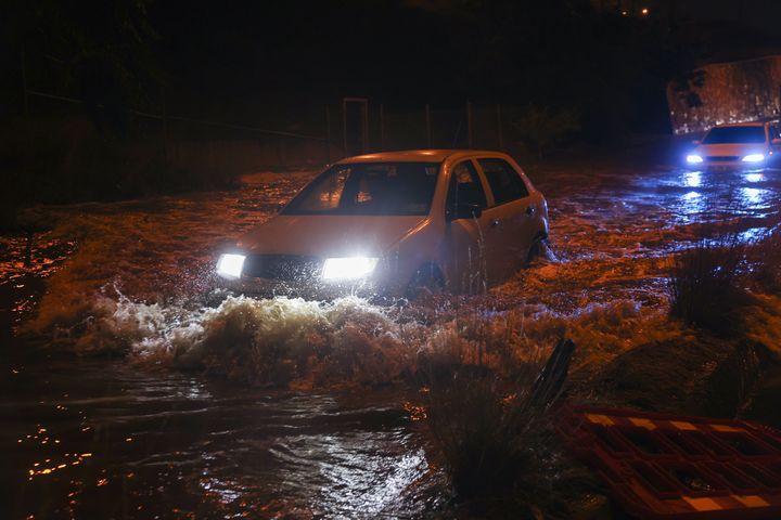 Ένα όχημα προσπαθεί να περάσει μέσα από τα νερά των πλημμυρών μετά από έντονες βροχοπτώσεις που προκάλεσαν πλημμύρες στην περιοχή Μπασακσεχίρ της Κωνσταντινούπολης (5/9/2023)