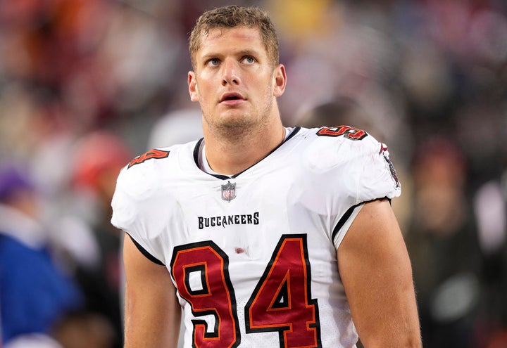 Carl Nassib, do Tampa Bay Buccaneers, observa do lado de fora durante o quarto período contra o San Francisco 49ers no Levi's Stadium, em 11 de dezembro de 2022, em Santa Clara, Califórnia.