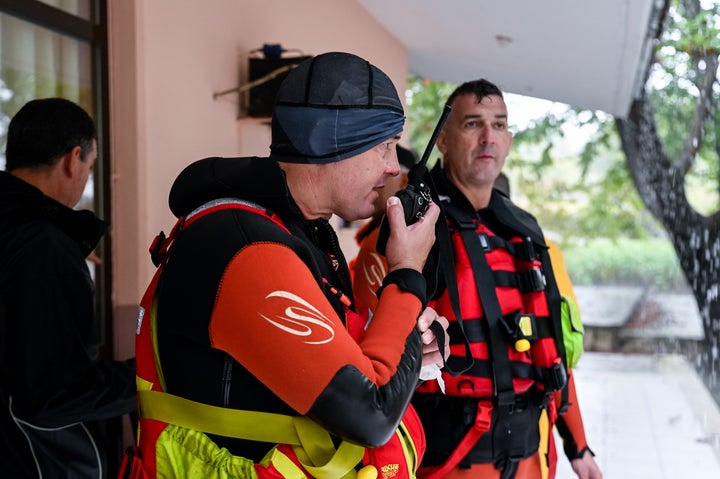 Χωριό βελεσιωτες σε τοπικό καφενείο κάτοικοι του χωριού και ανθρωποι της πυροσβεστικής μετά τον αποκλεισμό των δρόμων. Τετάρτη 6 Σεπτεμβρίου 2023 (ΝΑΣΟΣ ΣΙΜΟΠΟΥΛΟΣ / EUROKINISSI)