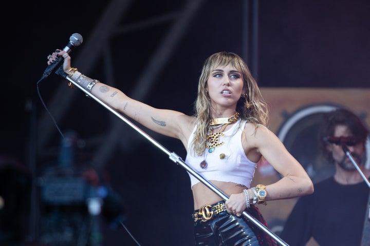 Cyrus se apresentando no quinto dia do Festival de Glastonbury em Worthy Farm em Somerset em 2019.