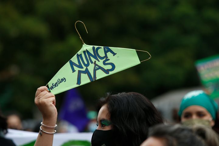 "Ποτέ ξανά" το σύνθημα στην κρεμάστρα διαδηλώτριας υπέρ των αμβλώσεων στο Μεξικό. Η κρεμάστρα συχνά έχει χρησιμοποιηθεί από γυναίκες ως "εργαλείο" τερματισμού εγκυμοσύνης και αποτελεί απεχθές σύμβολο για της παράνομες και επικίνδυνες για την υγεία και τη ζωή αμβλώσεις, όσο και σύμβολο της αδικίας σε βάρος των γυναικών.