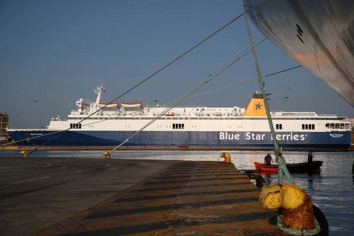 ΑΡΧΕΙΟ - Το ferry boat Blue Horizon είναι ελλιμενισμένο κατά τη διάρκεια της απεργίας των συνδικάτων ναυτικών στο λιμάνι του Πειραιά, κοντά στην Αθήνα, στις 3 Σεπτεμβρίου 2018. Ένας πλοίαρχος σε ελληνικό νησί και τρία μέλη του πληρώματος αντιμετωπίζουν κατηγορίες για ανθρωποκτονία την Τετάρτη, 6 Σεπτεμβρίου 2023, για το θάνατο ενός εκλιπόντος επιβάτη που έσπρωξαν μέλη του πληρώματος στη θάλασσα καθώς προσπαθούσε να περάσει με το ζόρι στο Blue Horizon που αναχωρούσε στο κεντρικό λιμάνι της χώρας του Πειραιά. (AP Photo/Thanassis Stavrakis, File)