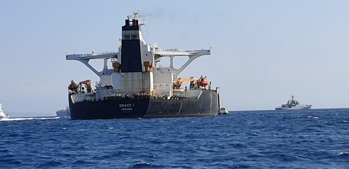 Το supertanker Grace 1 για το οποίο υπήρχε η υποψία ότι μετέφερε ιρανικό αργό πετρέλαιο στη Συρία όταν εθεάθη κοντά στο Γιβραλτάρ, Ισπανία, 4 Ιουλίου 2019. REUTERS/Stringer