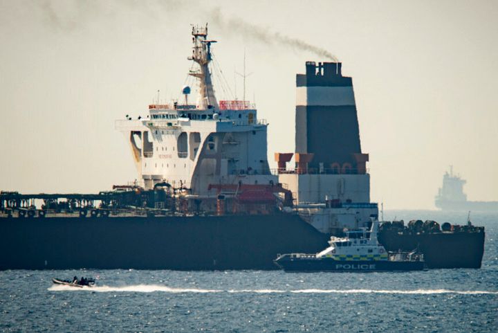 Περιπολικό πλοίο τoυ βρετανικού πολεμικού ναυτικού φαίνεται δίπλα στο σούπερ δεξαμενόπλοιο Grace 1 στη βρετανική επικράτεια του Γιβραλτάρ, Πέμπτη 4 Ιουλίου 2019. Οι αρχές στο Γιβραλτάρ δήλωσαν ότι αναχαίτησαν ένα ιρανικό supertanker που πιστεύεται ότι παραβιάζει τις κυρώσεις της Ευρωπαϊκής Ένωσης μεταφέροντας ένα φορτίο αργού πετρελαίου της Τεχεράνης πετρέλαιο στην κατεστραμμένη από τον πόλεμο Συρία. (AP Photo/Marcos Moreno)