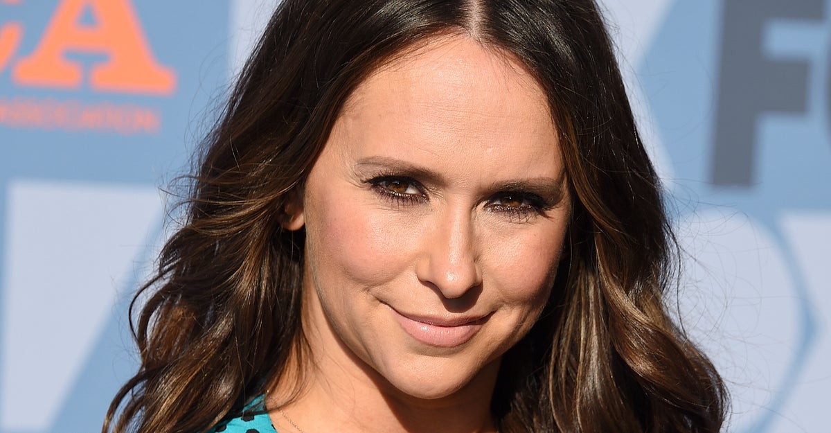 Jennifer Love Hewitt Hilariously Responds To Claims That Her Face Looks Different Jennifer Love Hewitt Hilariously Responds To Claims That Her Face Looks Different