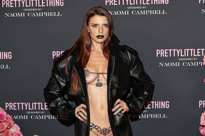 Julia Fox no desfile PrettyLittleThing x Naomi Campbell em Nova York.