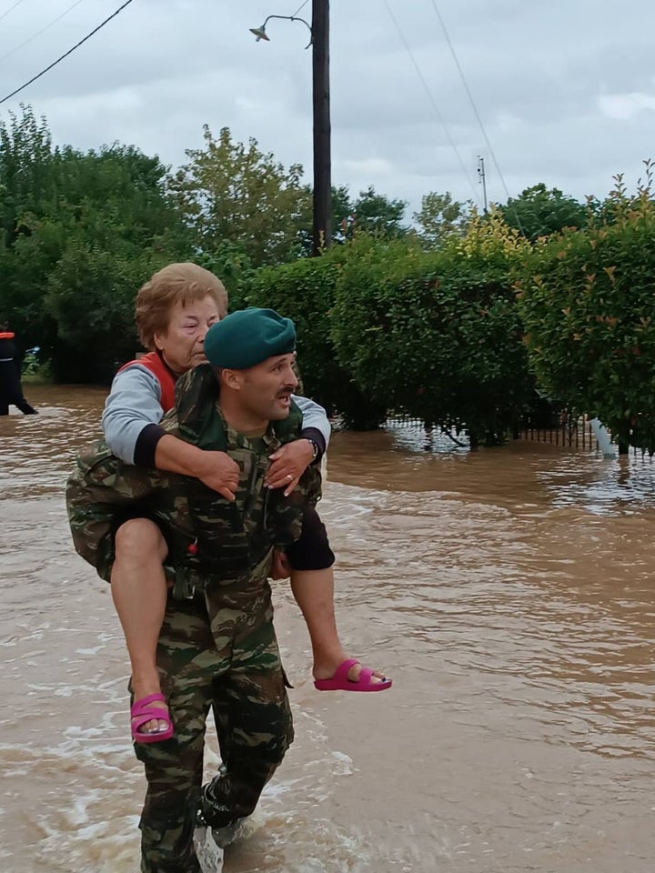 ΣΥΝΔΡΟΜΗ ΤΩΝ ΕΝΟΠΛΕΩΝ ΔΥΝΑΜΕΩΝ ΣΕ ΑΠΕΓΚΛΩΒΙΣΜΟΥΣ ΚΑΤΟΙΚΩΝ ΣΤΗΝ ΠΕΡΙΟΧΗ ΤΗΣ ΘΕΣΣΑΛΙΑΣ (EUROKINISSI/ΓΡ. ΤΥΠΟΥ ΥΠ. ΕΘΝΙΚΗΣ ΑΜΥΝΑΣ)