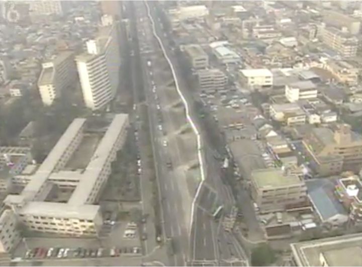 震災で倒壊した高速道路（神戸市東灘区）