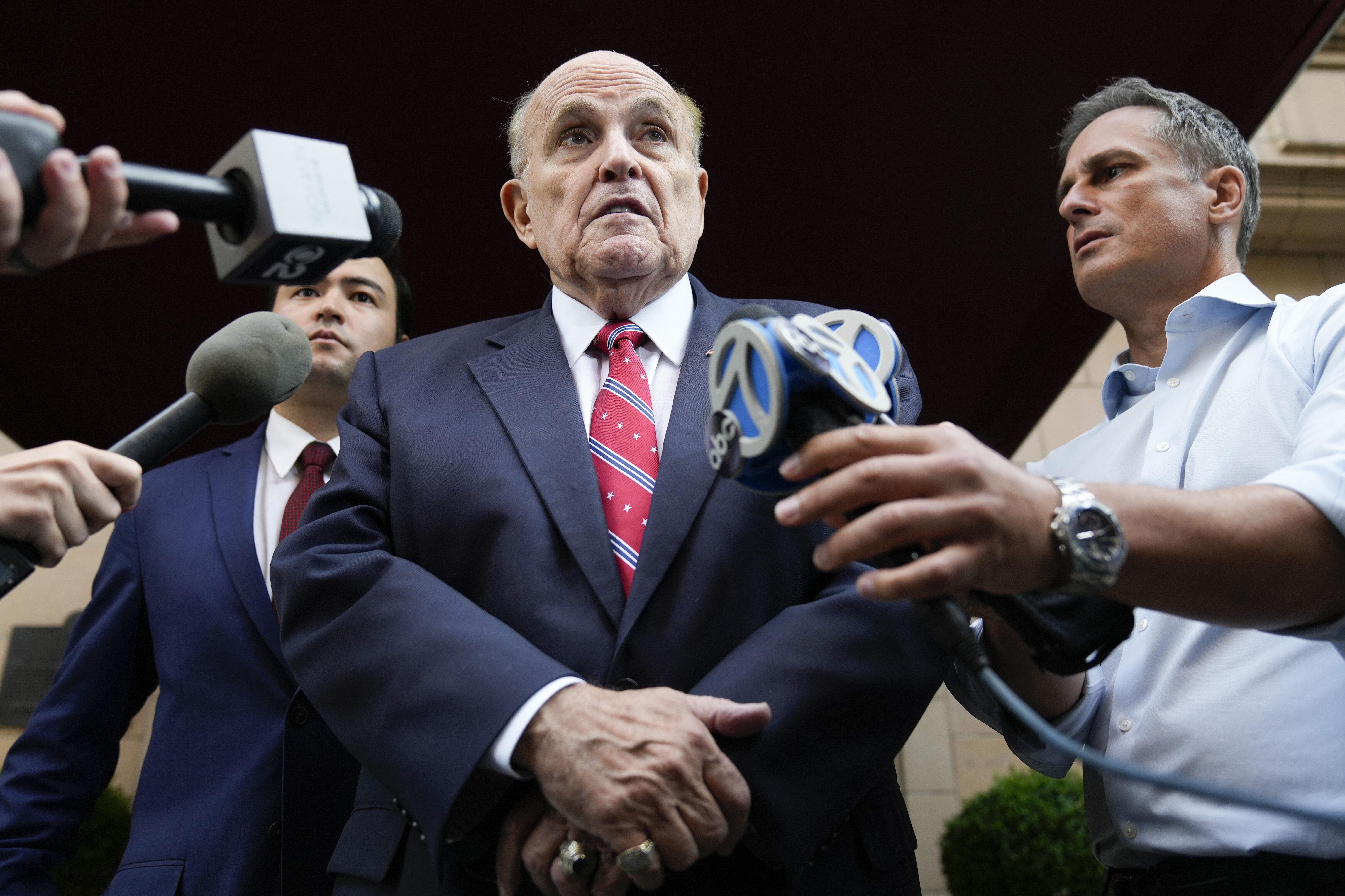 Trump Hosts $100,000-A-Plate Fundraiser For Cash-Strapped Giuliani's ...