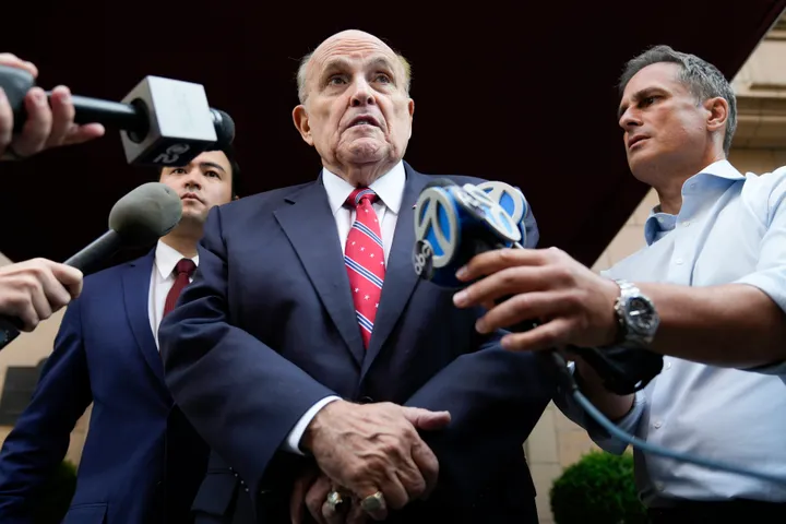 Trump Hosts $100,000-A-Plate Fundraiser For Cash-Strapped Giuliani’s Legal Bills (huffpost.com)