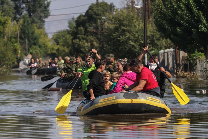 Ντόπιοι σε μια λαστιχένια βάρκα καθώς τα νερά της πλημμύρας καλύπτουν την πόλη του Παλαμά, στον απόηχο της καταιγίδας Ντάνιελ, Ελλάδα, 8 Σεπτεμβρίου 2023. REUTERS/Giorgos Moutafis