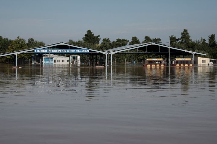 Άποψη του πλημμυρισμένου σταθμού υπεραστικών λεωφορείων, αφού πλημμύρισε ο Πηνειός ποταμός, στη Λάρισα, Ελλάδα, 8 Σεπτεμβρίου 2023. REUTERS/Louisa Gouliamaki