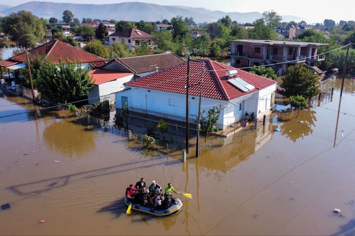 Ντόπιοι σε μια λαστιχένια βάρκα καθώς τα νερά της πλημμύρας καλύπτουν την πόλη του Παλαμά, στον απόηχο της καταιγίδας Ντάνιελ, Ελλάδα, 8 Σεπτεμβρίου 2023. REUTERS/Giorgos Moutafis TPX IMAGES OF THE DAY