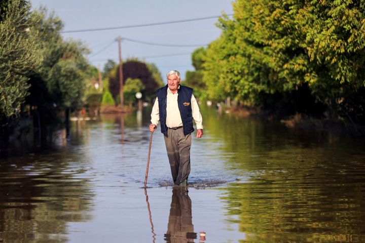 Ένας ντόπιος περπατά μέσα από τα νερά της πλημμύρας στον απόηχο της καταιγίδας Daniel στην κεντρική Ελλάδα, στον Παλαμά, Ελλάδα, 8 Σεπτεμβρίου 2023. REUTERS/Giorgos Moutafis